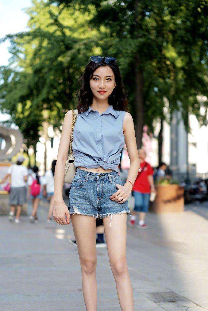 牛仔短裤|时尚靓丽的小姐姐,优雅大方的穿着搭配修身牛仔裤,真是美不胜收