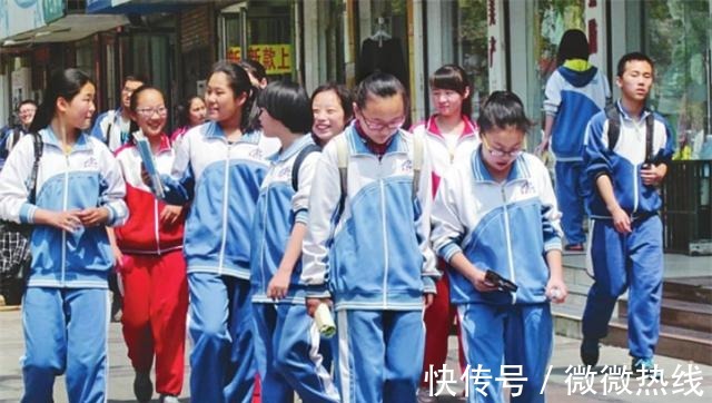平价 校园“攀比风”盛行,身穿统一平价校服,却踩着天价名牌球鞋!
