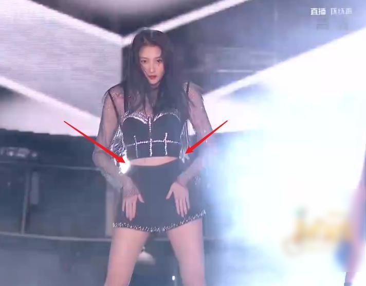 关晓彤演唱会唱跳实力惊艳，大长腿太吸睛，“腰精”实锤了