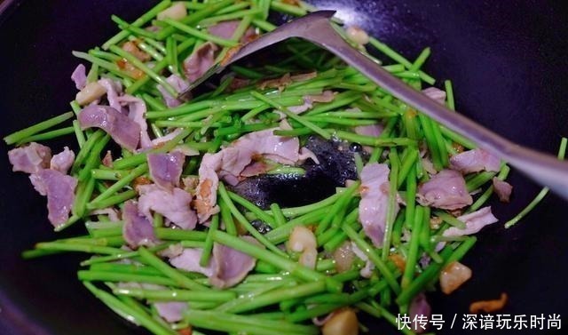 藜蒿炒腊肉|此菜不吃叶只吃梗,南方常见,就是有点贵,此时吃正当季
