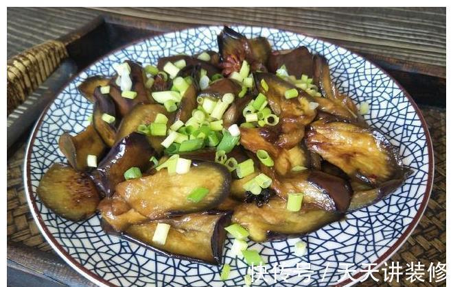 做法|炒茄子时,切记不要直接倒油,教你饭店做法,茄子不吸油不发酸