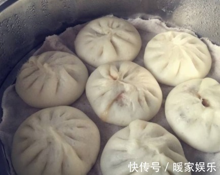 奶奶蒸包子有妙招蒸包子时,记住3个小妙招,包子香软不塌陷!