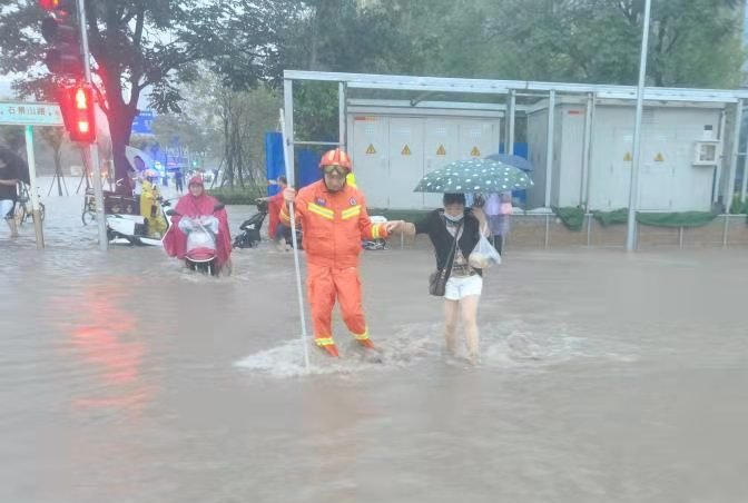 gl8|壹现场丨北京石景山古城西路积水严重多车被困消防紧急救援