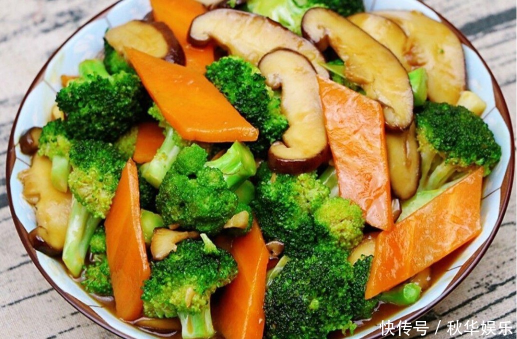 营养又健康的西兰花炒香菇，做法简单，比肉还好吃