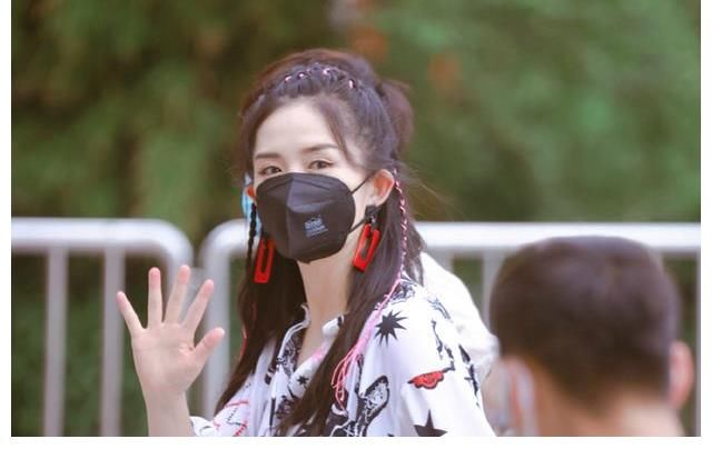 谢娜|继谢娜回归后，《快本》再官宣喜讯，宣布丁程鑫正式加入快乐家族