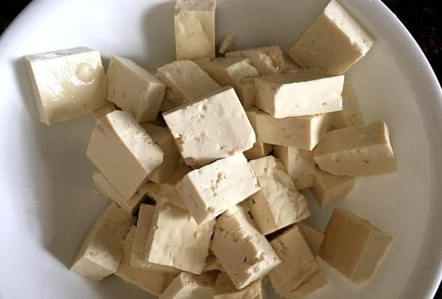 烧开|麻婆豆腐怎么炒不碎？用上两招，豆腐完整不碎更入味