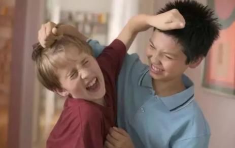 父母|弟弟玩具被抢，向妈妈举报哥哥秘密基地，爸爸：请给孩子完整童年