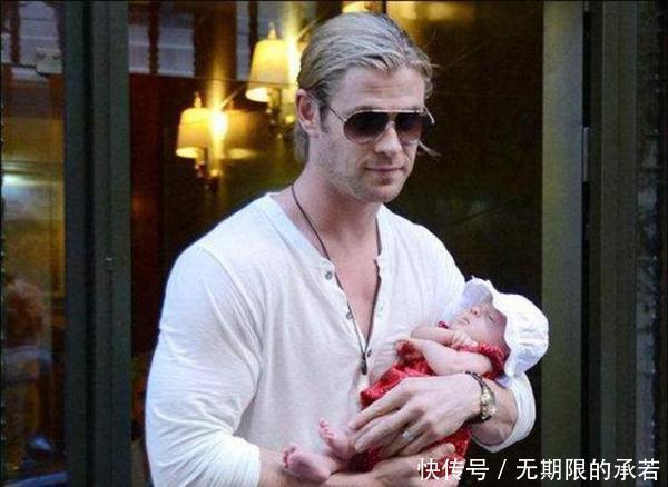 闺女|爸爸被吵醒刚想揍人,突然发现是闺女,这个笑容太宠了