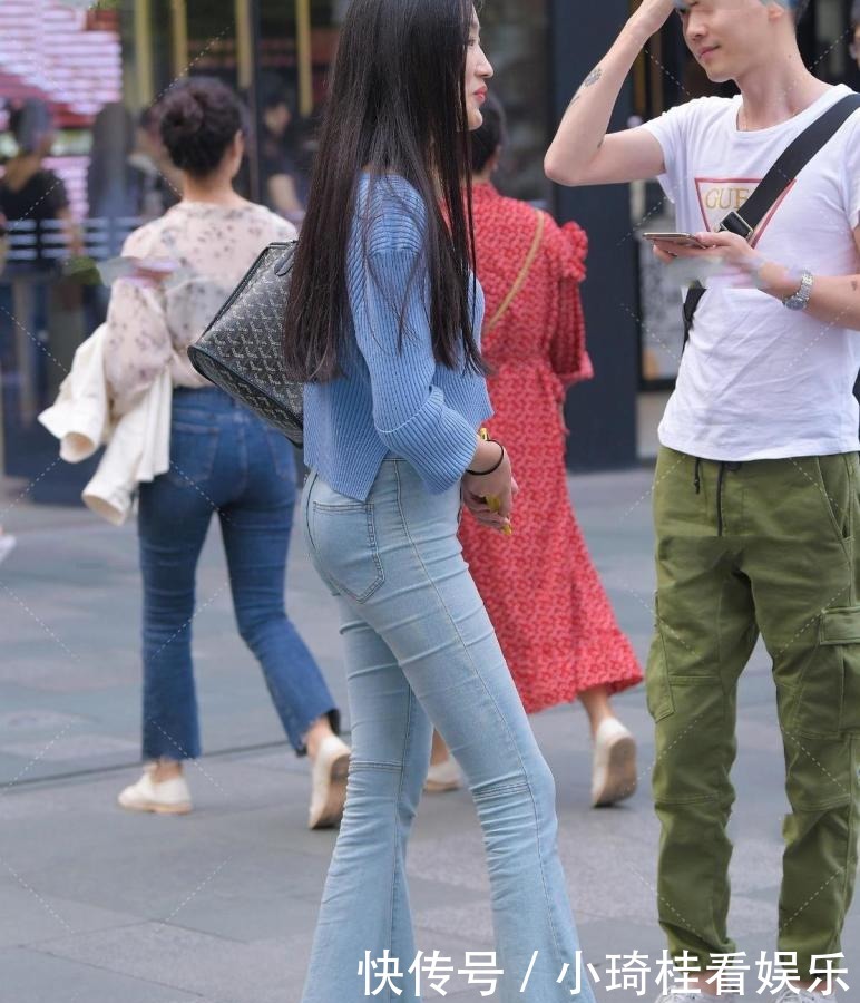 蓝色v领针织开衫搭配浅色喇叭裤,拉长身材比例,展现独特气质