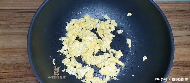 米饭|早餐我用剩饭做5色炒饭，上桌惊艳了全家，孩子真想天天吃剩饭