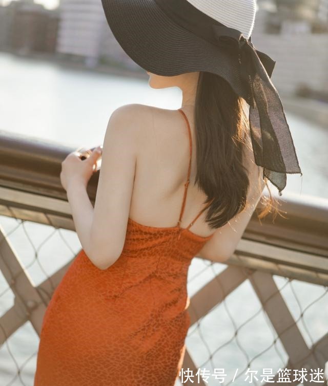 高跟鞋 吊带裙要穿“镂空”的,度假风造型尽显法式优雅气息,慵懒又性感!