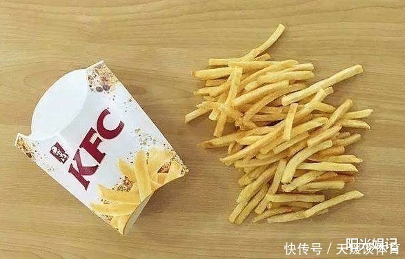 才知道,肯德基提供了挤番茄酱的地方,而我没发现,都挤在餐纸上