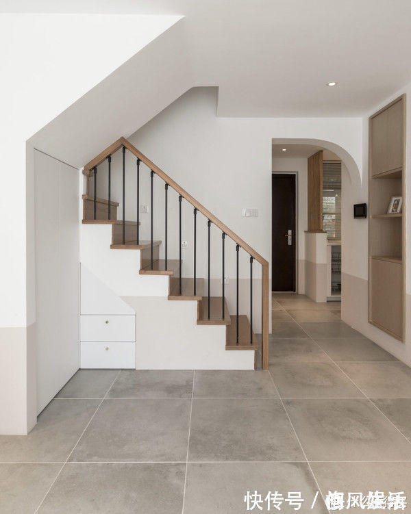 墙面|这对夫妻很有远见,买下120平复式小楼,客厅开阔还有双储物间