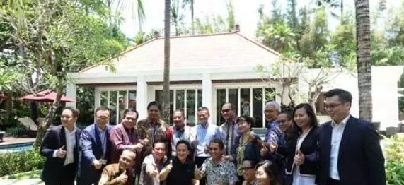 马云|卸任也不闲着!马云现身巴厘岛引轰动,印尼派了9位部长迎接!