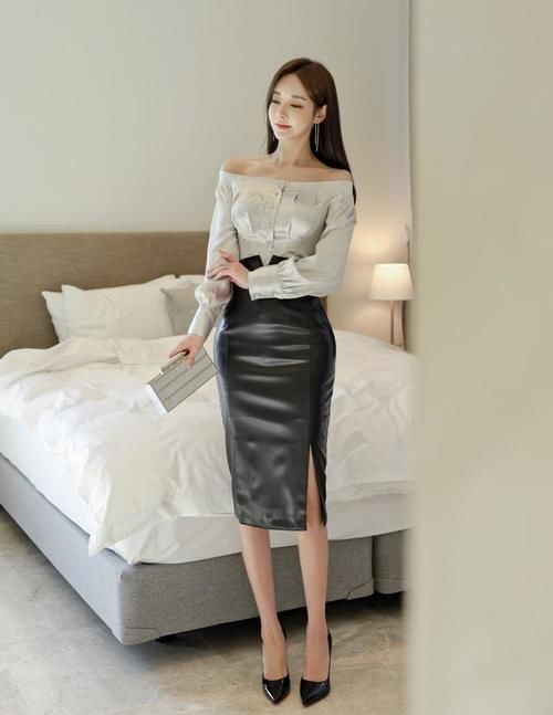 诙谐一字肩清凉衬衫搭配雅黑中长皮裙，塑造孙允珠水木清华