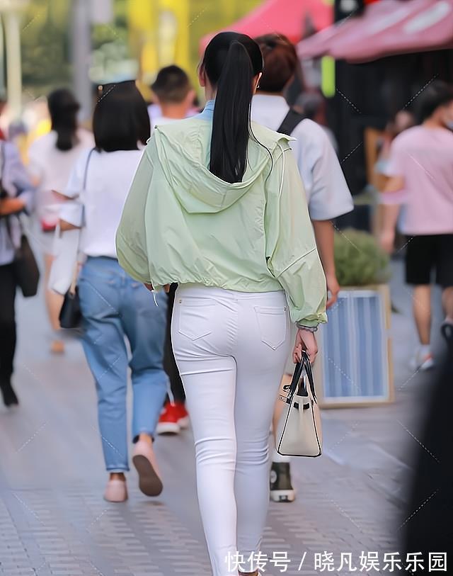 手提袋 浅绿上衣配上白色牛仔裤,清新时尚,与墨镜相衬更显帅气