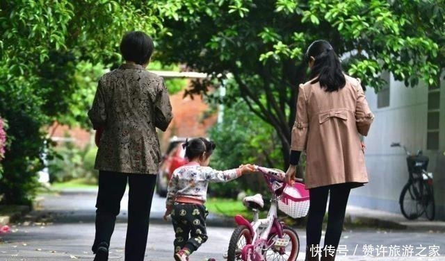 宝妈|“最美外婆”产房外火了,风头盖过刚出生宝宝,生护士都看直了眼