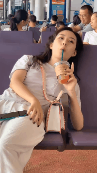 GIF|搞笑GIF:我真的没想到,那个女孩像我一样真的很喜欢葛优烈。