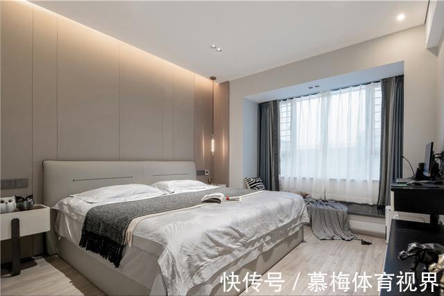 隔断|122㎡意式轻奢风:设计师巧用玻璃门替代隔断,打造明亮舒适家