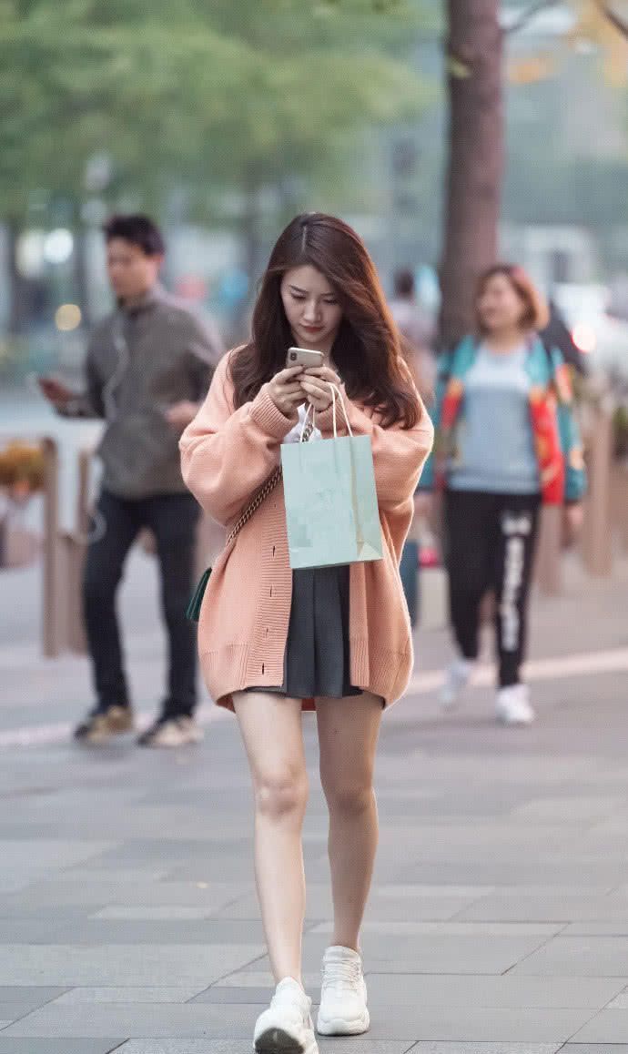 街拍:短发美女身穿蓝色碎花连衣裙,肤白貌美,很是吸睛