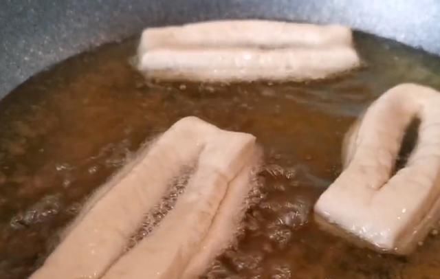 鸡蛋|花生米里加2个鸡蛋,居然这么好吃,不炒也不烙,好吃到停不下来