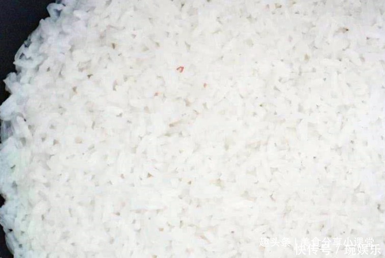 大厨分享糯米团的新吃法,先蒸后煎,鲜香软糯,一周吃七顿都不腻