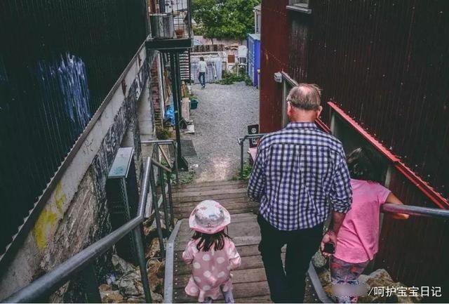 爷爷的“豪华婴儿车”火了，挡雨遛娃俩不误：想要这样的爷爷