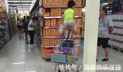 超市|一家三口逛超市,回家后发现宝宝手里有东西,妈妈纠结是否还回去