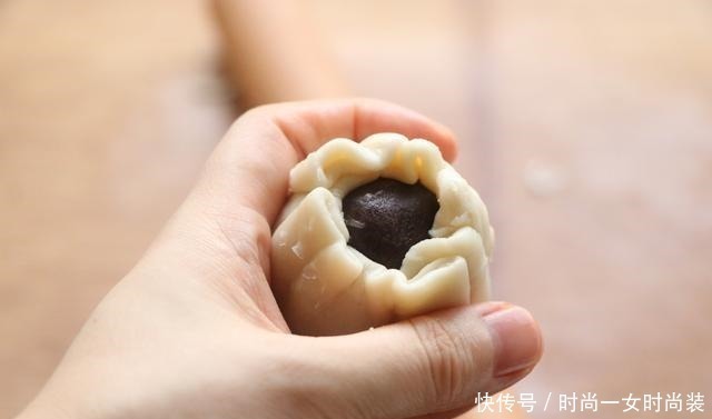 外面一个要8块钱,自己在家做好吃无添加,咬一口酥得掉渣,太香