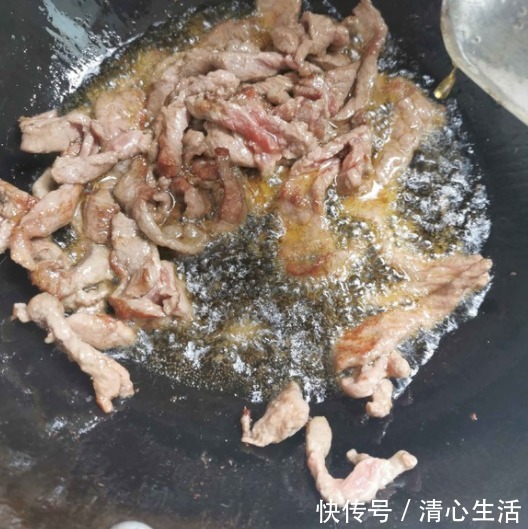 美味|芹菜跟它一起炒，鲜香美味开胃，隔三差五吃一次，2块钱做一大盘