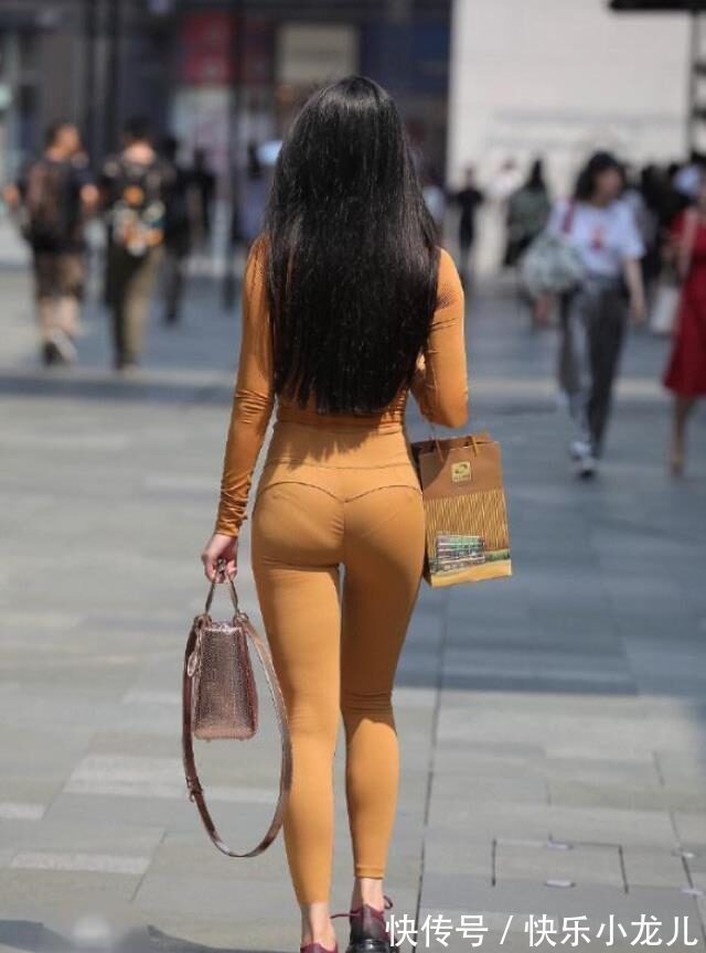 穿搭 打底裤的装扮让人心动,彰显时尚女神的气息