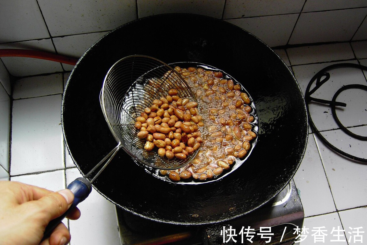 嘎嘣脆|炸花生米,直接下锅是不对的,掌握3个窍门,粒粒鲜香嘎嘣脆