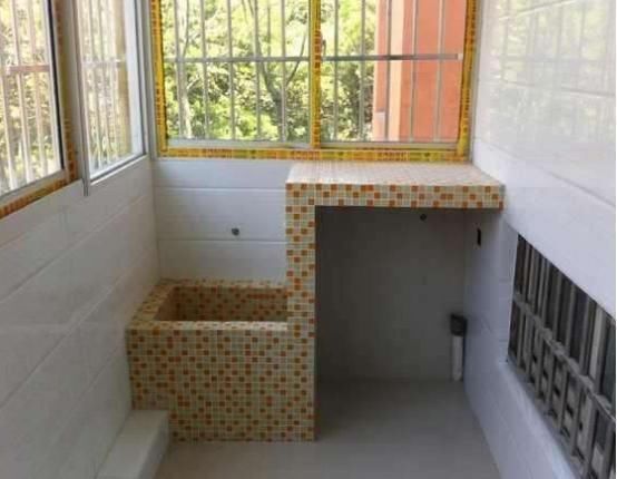 阳台上|邻居在阳台上放洗衣机,让师傅多砌一个小地台,排水快又环保