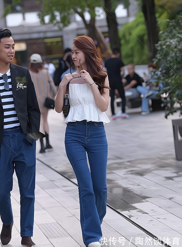 喇叭裤 白字肩上衣配蓝色牛仔喇叭裤,轻柔、轻盈、时尚