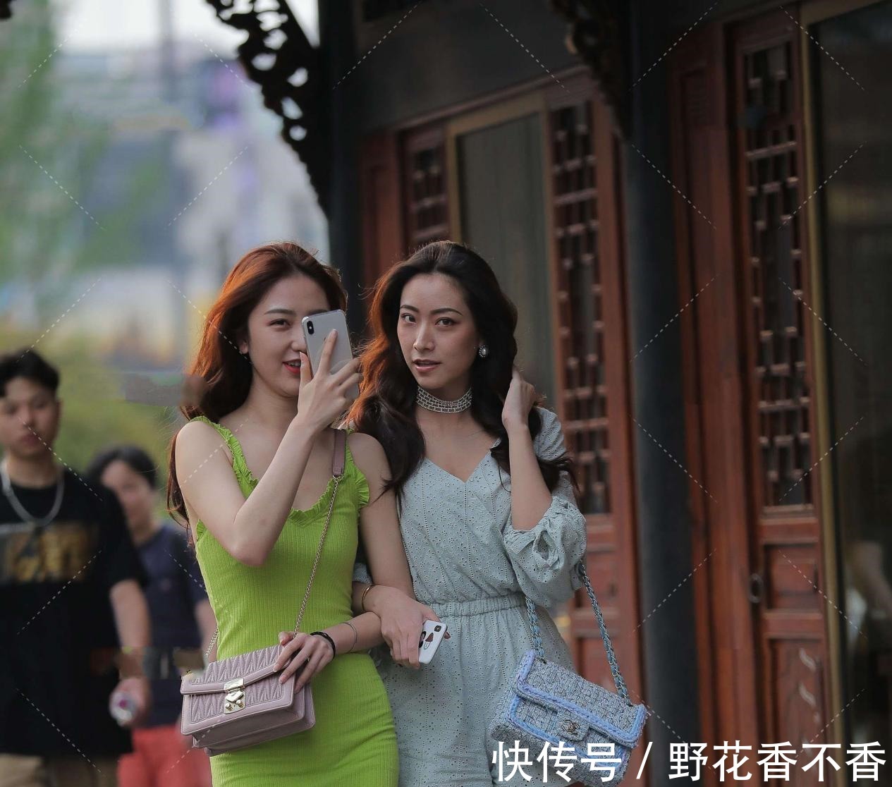 青春感 荧光绿修身针织裙,花边装饰,更显青春感,减龄又时尚