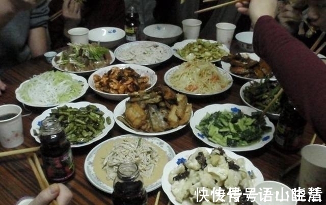 除夕年夜饭,每家每户都不一样,看到这10桌年夜饭,您符合那个?