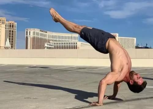 背部|背部训练必杀技引体向上,动作不标准可不行,激活核心肌群最重要