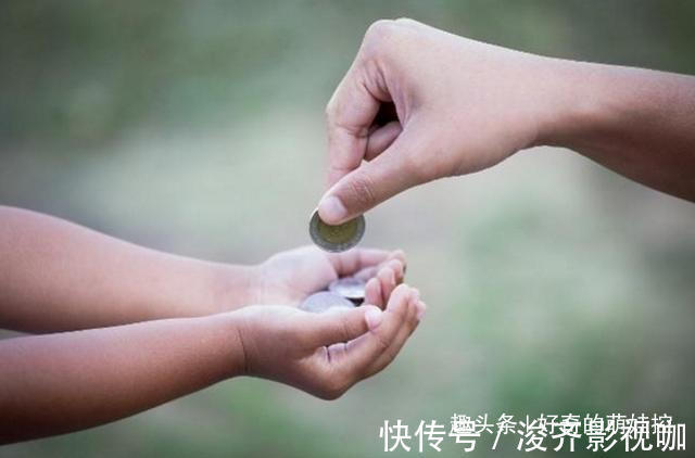 孩子|“爸爸,给20块钱”,两位爸爸不同的做法,20年后孩子高见立下