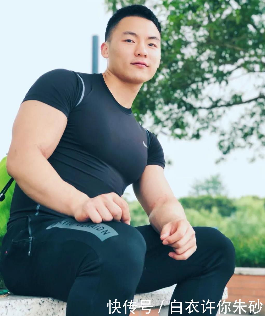 小哥|寸头肌肉小哥,公狗腰猛男腿,能亲吻自己的胸肌,是不是你的菜