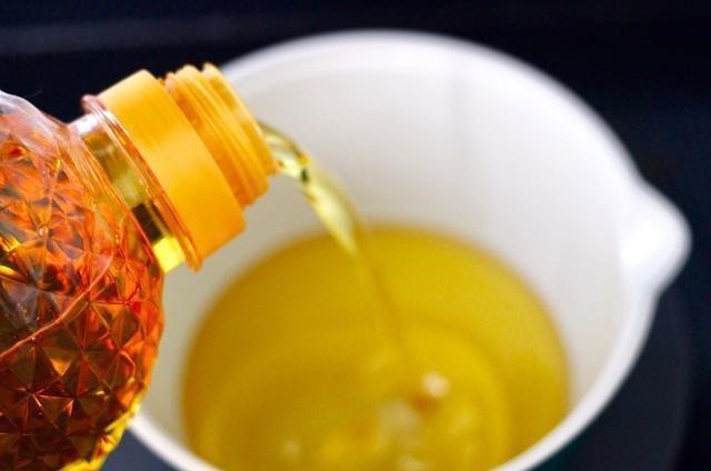 炸丸子只知道用面粉,加上它,炸出来的丸子外酥里嫩,凉了也不硬