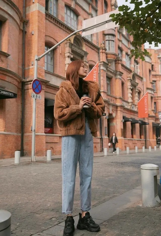 寒冬已至，保暖的“毛绒外套”火了起来，时髦又百搭，潮人都爱穿