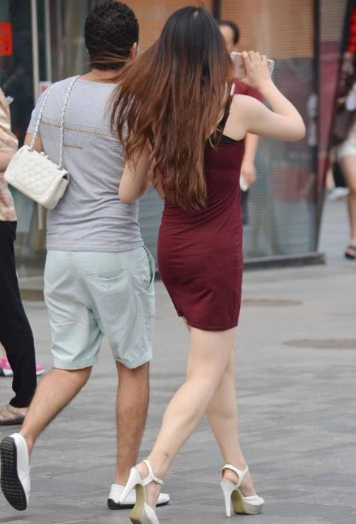 修身长裙 深灰色修身长裙,上身舒适,时尚大气