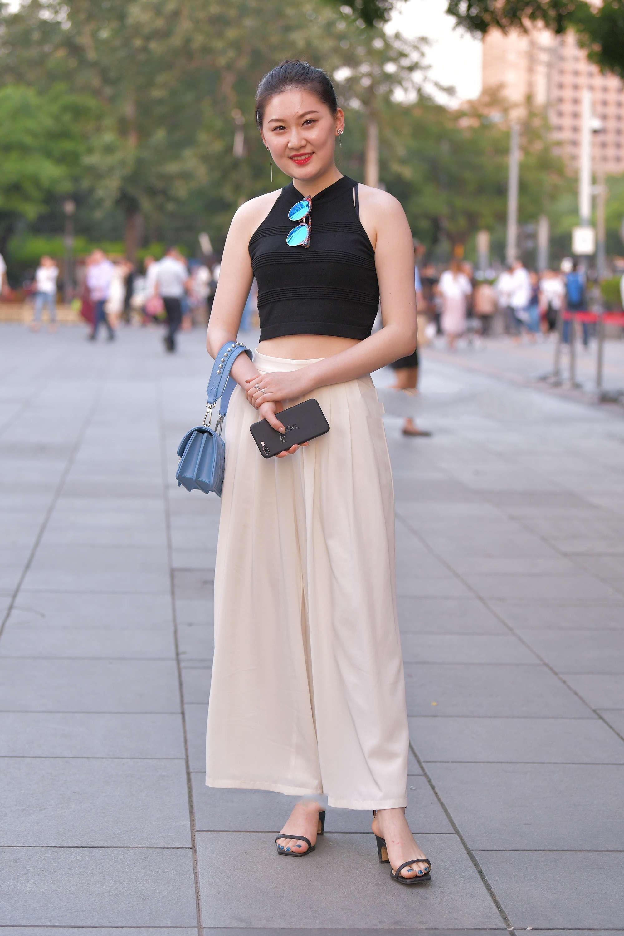 脖式|黑色挂脖式吊带背心搭配米白色阔腿裤,大方优雅,气质突出
