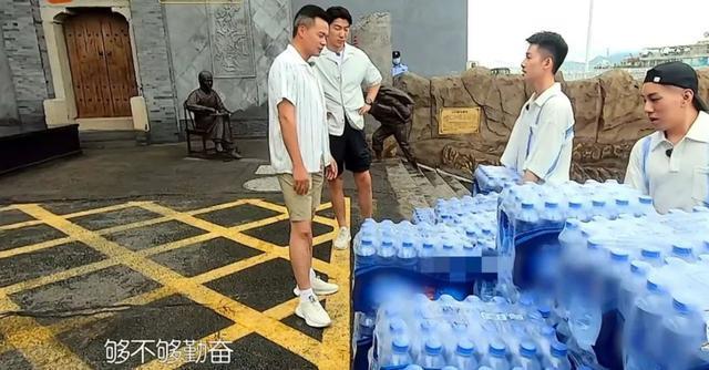 赵丽颖《中餐厅》暴露生活坏习惯，多次晚起床，房间邋遢衣物乱放