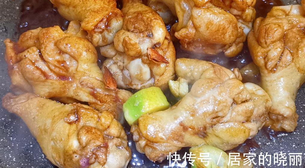 板栗去壳小窍门，2秒一个，几分钟剥一大盘，做道菜家人吃美了