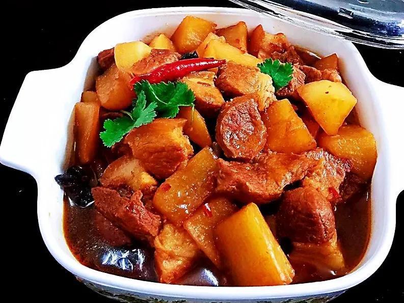 家常萝卜炖肉,虽然用料简单,可是味道相当不错呦!