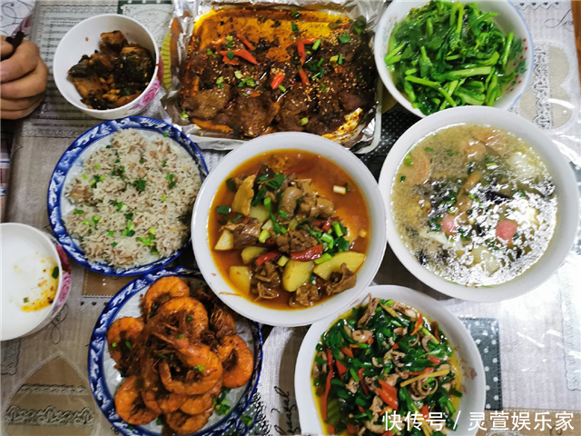 放假家里来客人,媳妇特意做一桌家乡菜招待,上桌后停不下筷子!