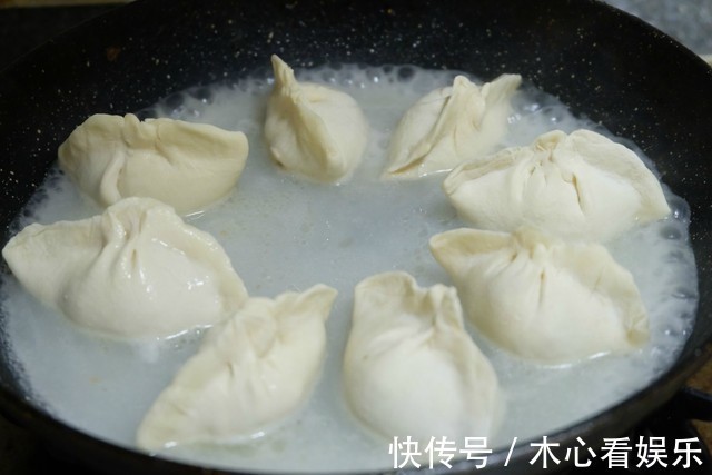 饺子别再煮了，试试这个做法，面粉水比例调配好，冰花又焦又脆！