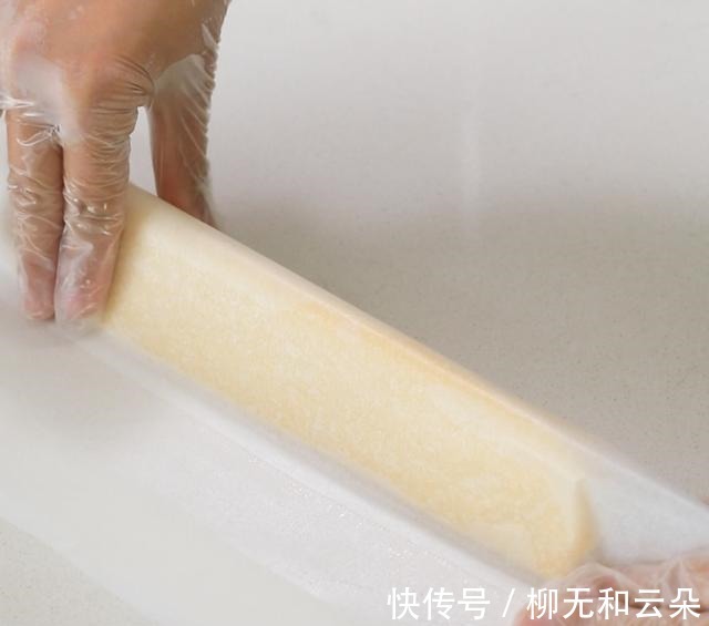 三角酥这小零食简单好做，好吃到没道理，酥到没话说，一盘不够吃！