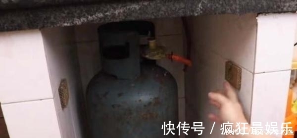 纸板|洗洁精压嘴别扔掉，装在灶台下，老妈直夸我